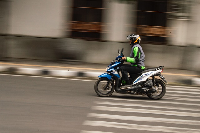 How to ride a motorbike in strong winds